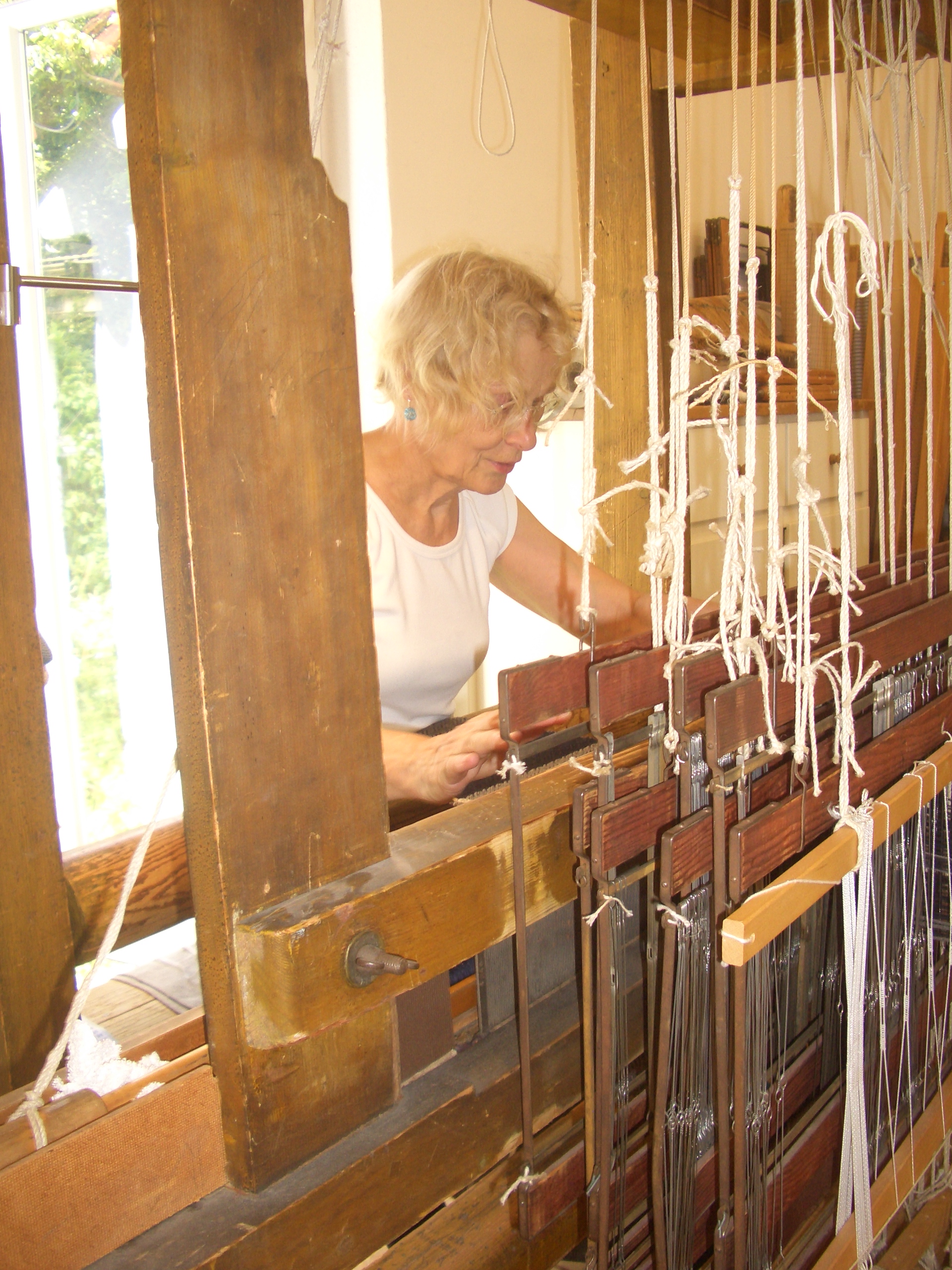Impressionen aus einem Webkurs bei Nadine Cromme am Webstuhl