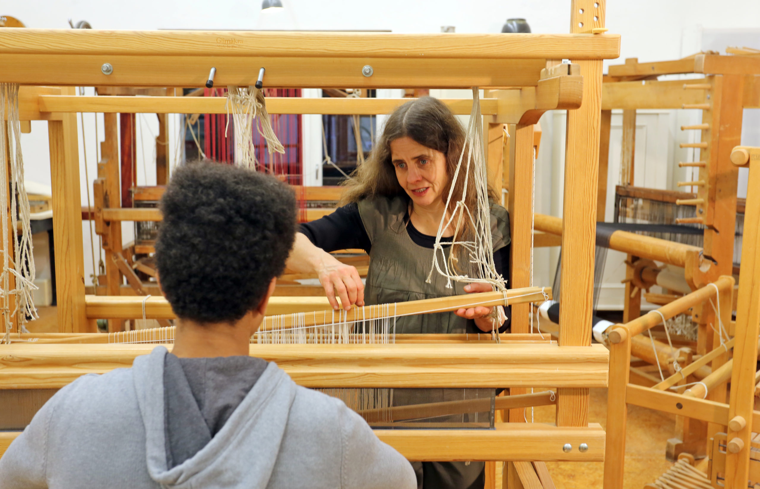 Impressionen aus einem Webkurs bei Nadine Cromme am Webstuhl