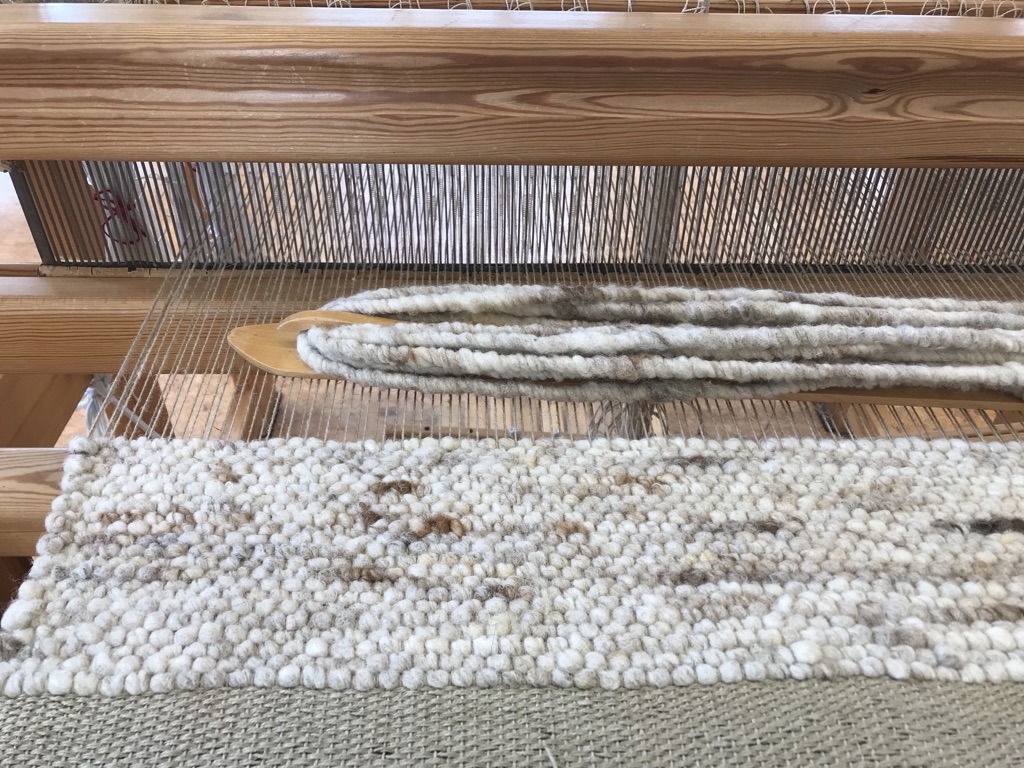 Ein handgewebter Teppich auf dem Webstuhl bei Nadine Cromme